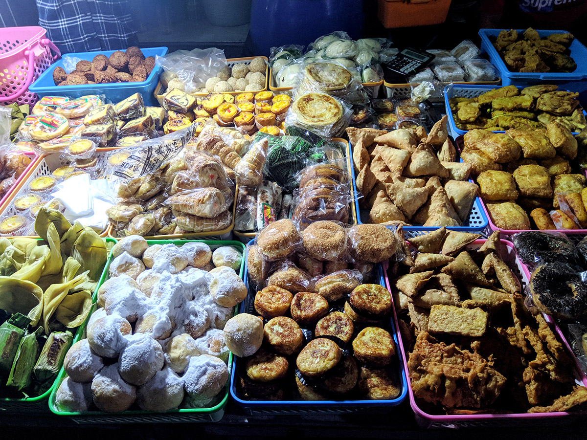 Gerobak jajanan pasar di kawasan Ampel pada dini hari.