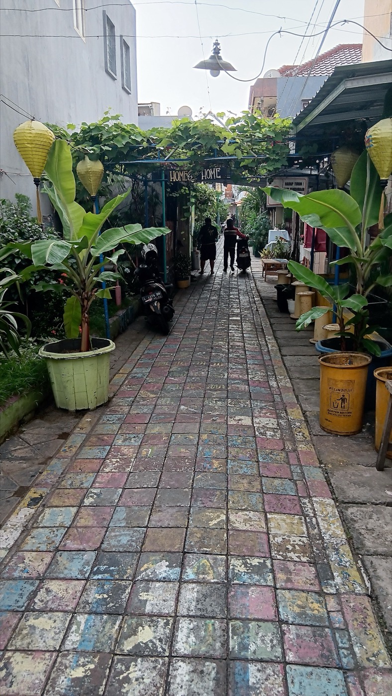 Kampung Lawas Maspati dengan rumah-rumah tua dan cat dinding yang mengelupas.