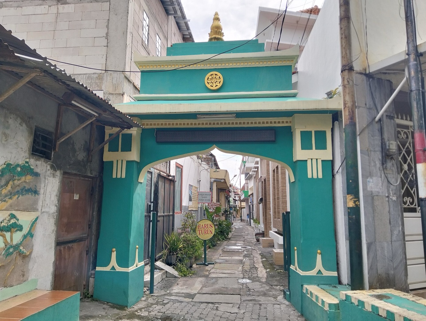 Gapura kampung di Peneleh, dengan mural dan cat dinding yang menjadi ciri khas kelurahan.