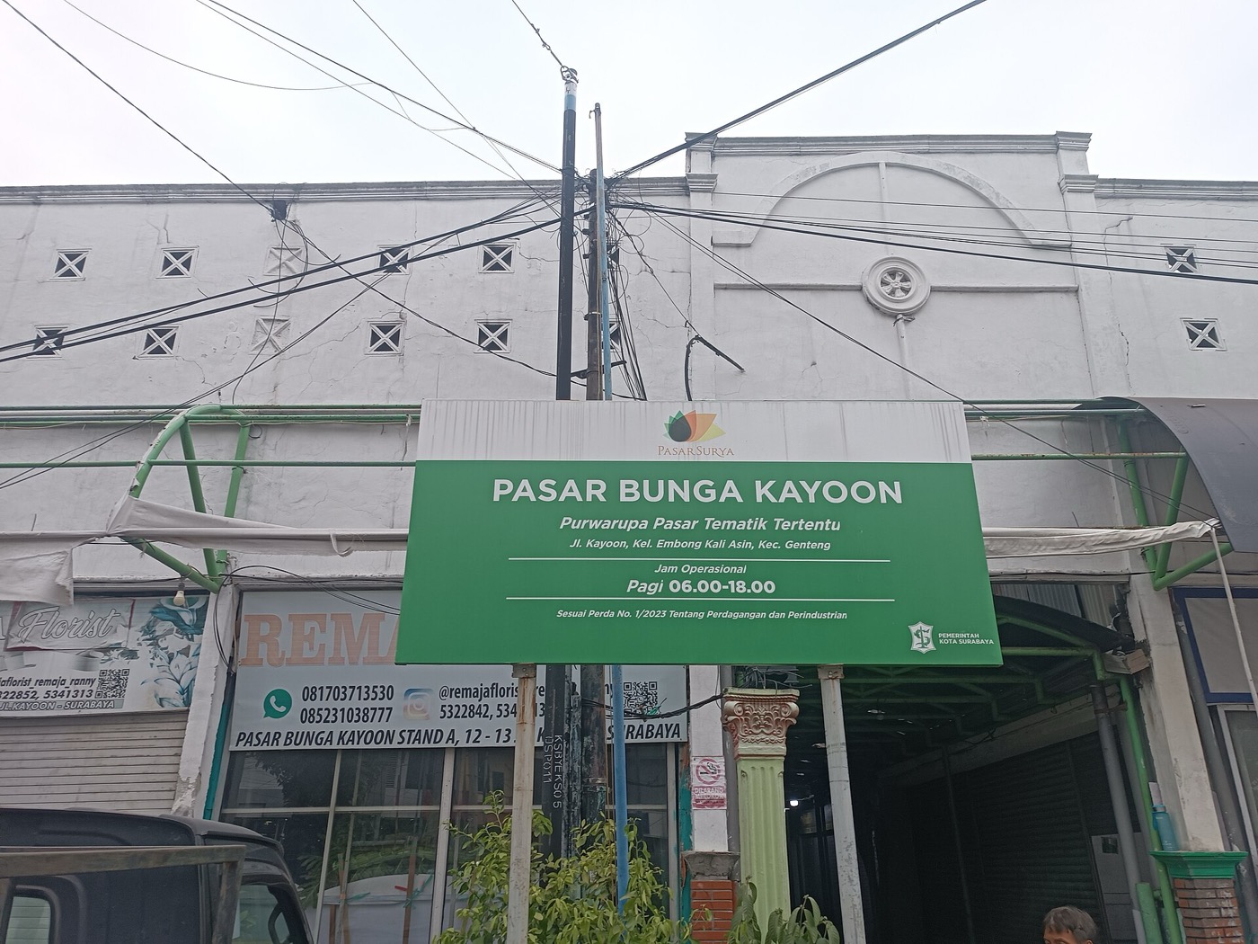 Suasana Pasar Bunga Kayoon dengan deretan bunga dan pembeli.
