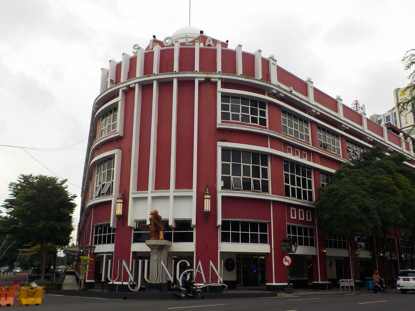 Bangunan tua Tunjungan Siola di pusat kota Surabaya.