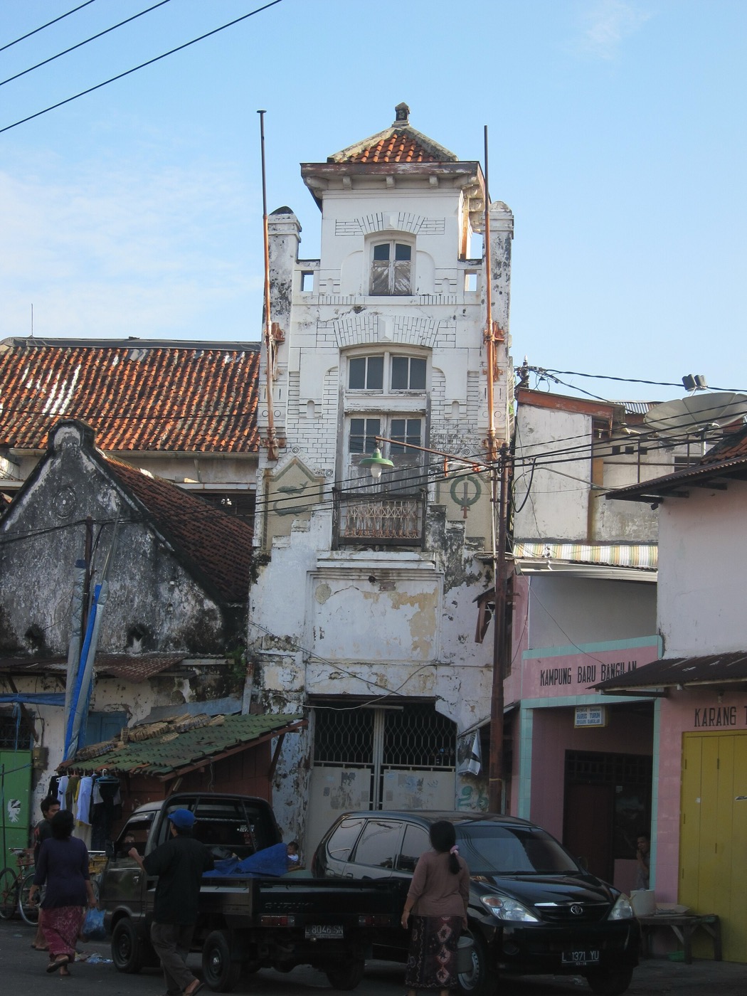 Sungai Kalimas dengan latar Menara Syahbandar Lama di kawasan Kota Lama Surabaya, suasana sore hari.