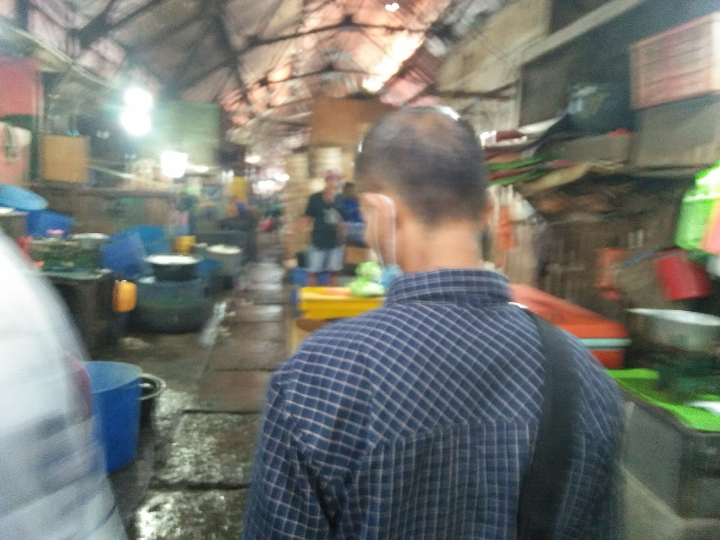 Pedagang dan pembeli di Pasar Ikan Pabean pada pagi hari.