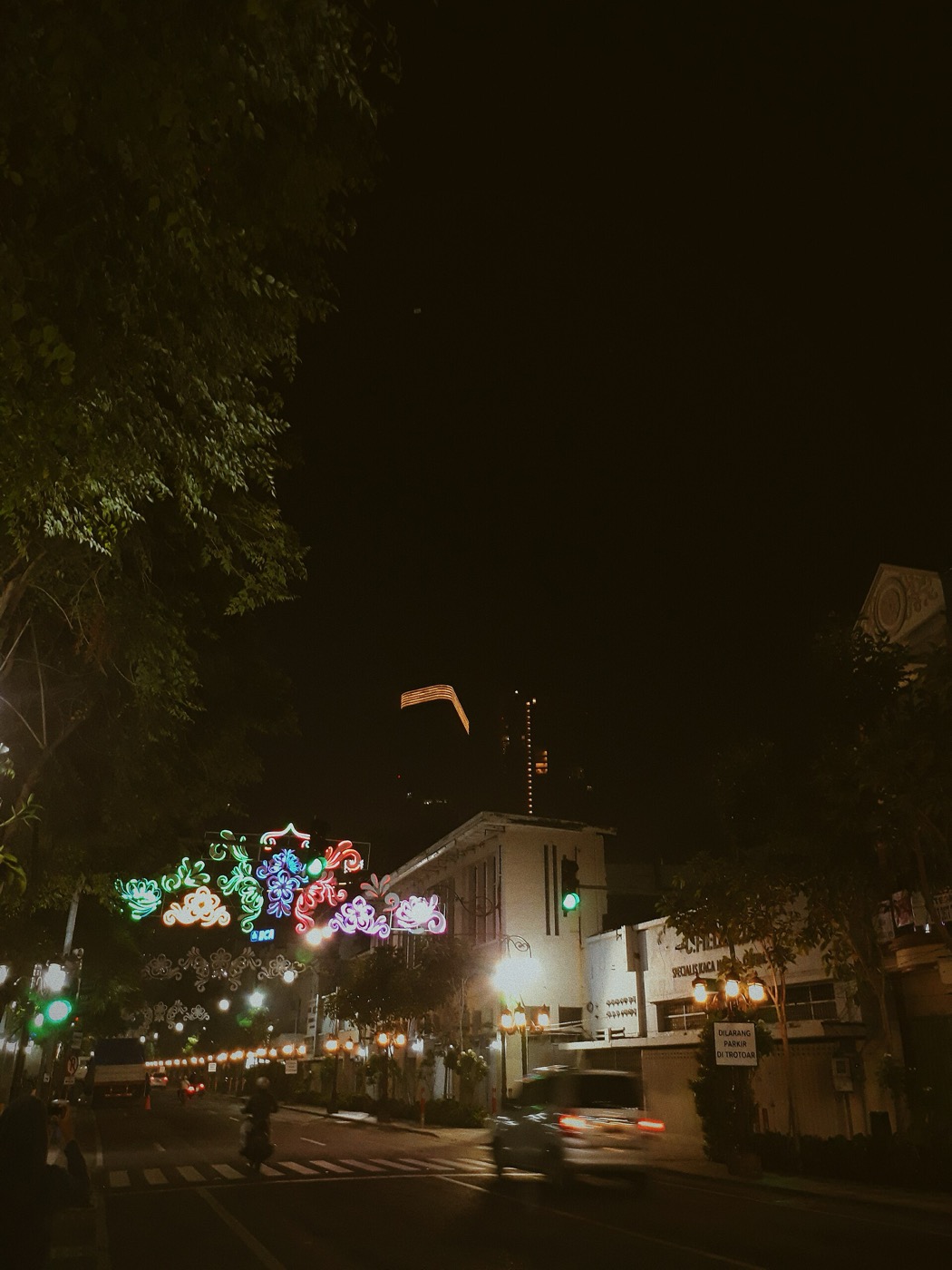 Jalan Tunjungan dengan deretan toko, becak, dan pejalan kaki.
