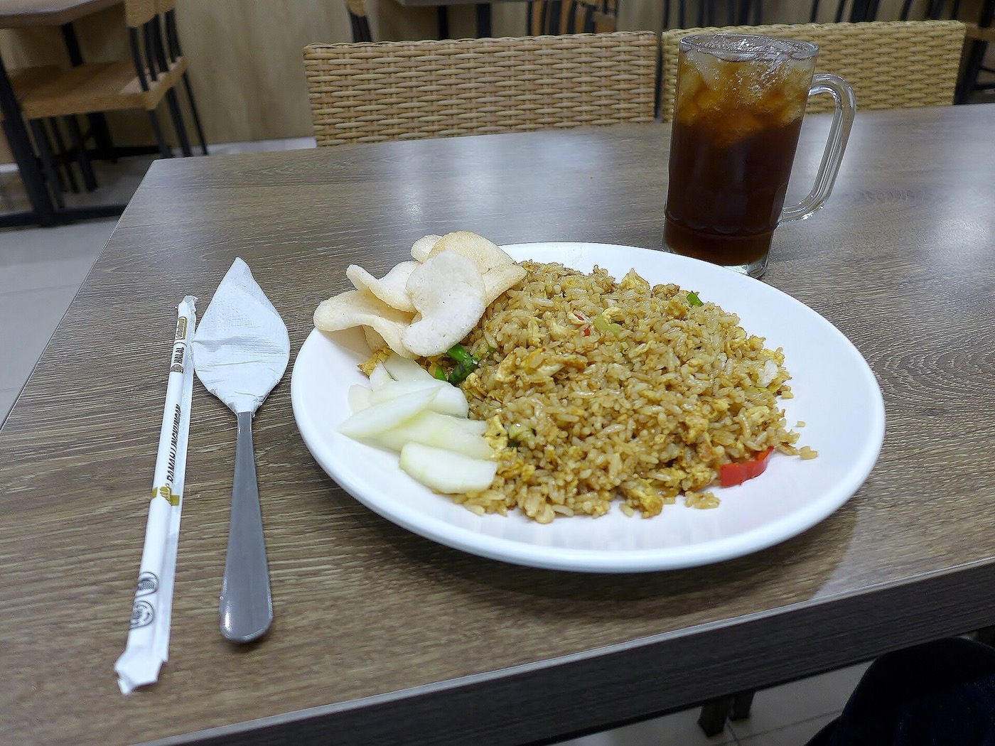 Nasi goreng dengan telur dan bawang goreng.